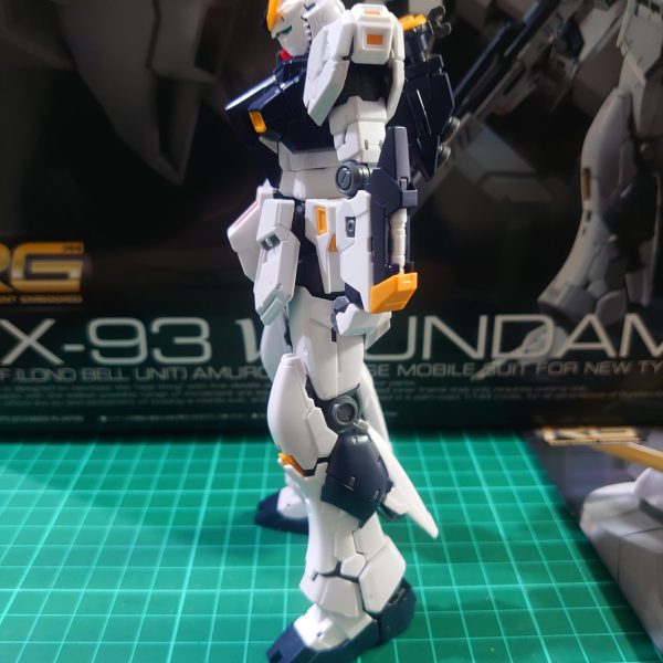 こんにちは！RG νガンダムを作成中、仮組みが終わったところです。でもこのキット…素組みでめっちゃカッコいいじゃないですかΣ(￣□￣;)!!ディテール入りまくってるし、どうやって手を入れようかな。。。とりあえずツインアイを少しだけツリ目にしたい！カラーリングも悩むな～💦まぁ、この時間が楽しいんですけどね✨キレイに仕上げられるように頑張ります💪（2枚目）