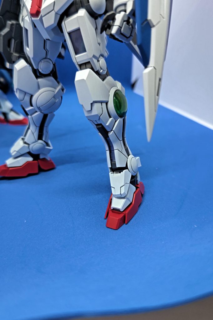 特に目立つ改修はスネ回りでしょうか。膝パーツや足首前の装甲などのディテールアップやスネパーツのスジボリ追加などしています。