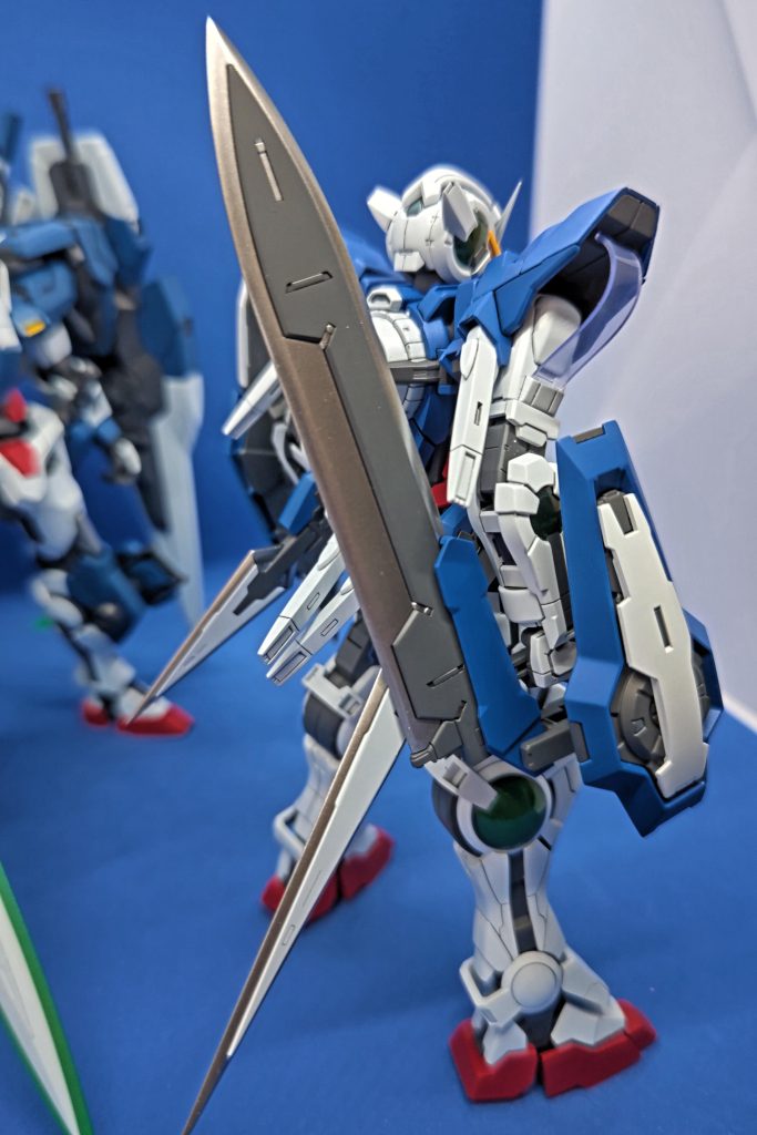 使用キットは通常版ですが、GNソードの塗装にガンクロームを使用。メッキに負けない好みの刃になりました