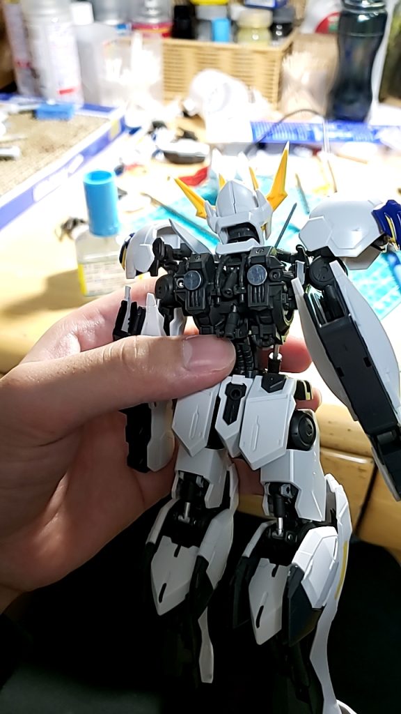バックパックを含め、MGのガンダムフレームに装甲をつけるために、色んな箇所にネオジム磁石を使いました。スネ、胴体横の装甲、手の甲など、本当に色んな箇所に使用しています。