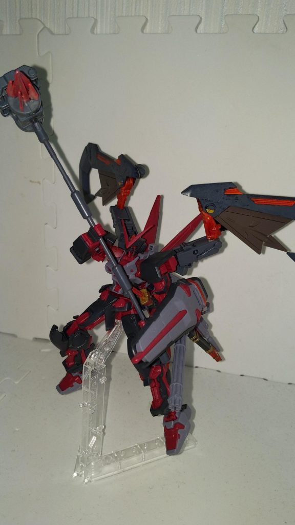 強化ポイントはマガノイクタチを翼のように配置して可動域を拡張した所。ついでにハッタリが効いてよりダークなイメージに。そして申し訳程度にガトリングで火力強化。なお、機体性能は強化前と大差ない。イメージ上のモチーフはバンパイア。マガノイクタチで敵機体からエネルギーを奪うその姿は吸血鬼が生き血を啜る様を連想させる。(ミカゲの趣味全開)