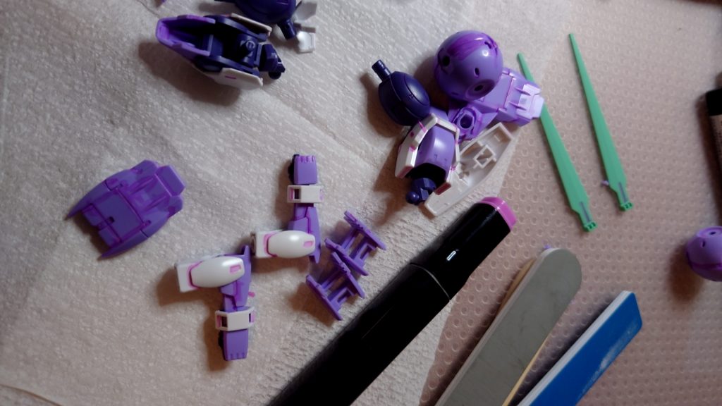 紫のアルコールマーカーは便利ですお目々と大腿のクリアパーツ内はガンマカのコスモブルーで塗ってからクリアパーツを取り付けてます