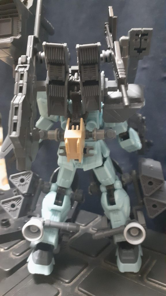 追加のバックパックと脚部にスラスターを増設