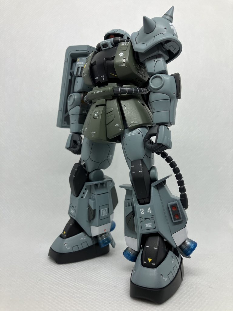 非武装で素立ちです。前作のザク２後期生産型と並行して作製を進めていました。出張先にて、合わせ目消しの合間にスタートさせた結果、期せずしてこうなりました。カラーリングも前作と同様の配色で、デカールもほぼ同じように配置しています。設定としては同じ大隊に所属しているが、異なる中隊の所属(同じフォントの数字のデカールがなかった)です。 