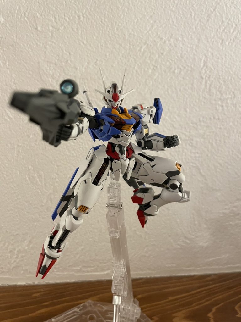 お得意の100均のキラキラシールはスコープとお腹の所を青色で使用しました！肩のシールはとれるのでクリアレジンで固めてます！