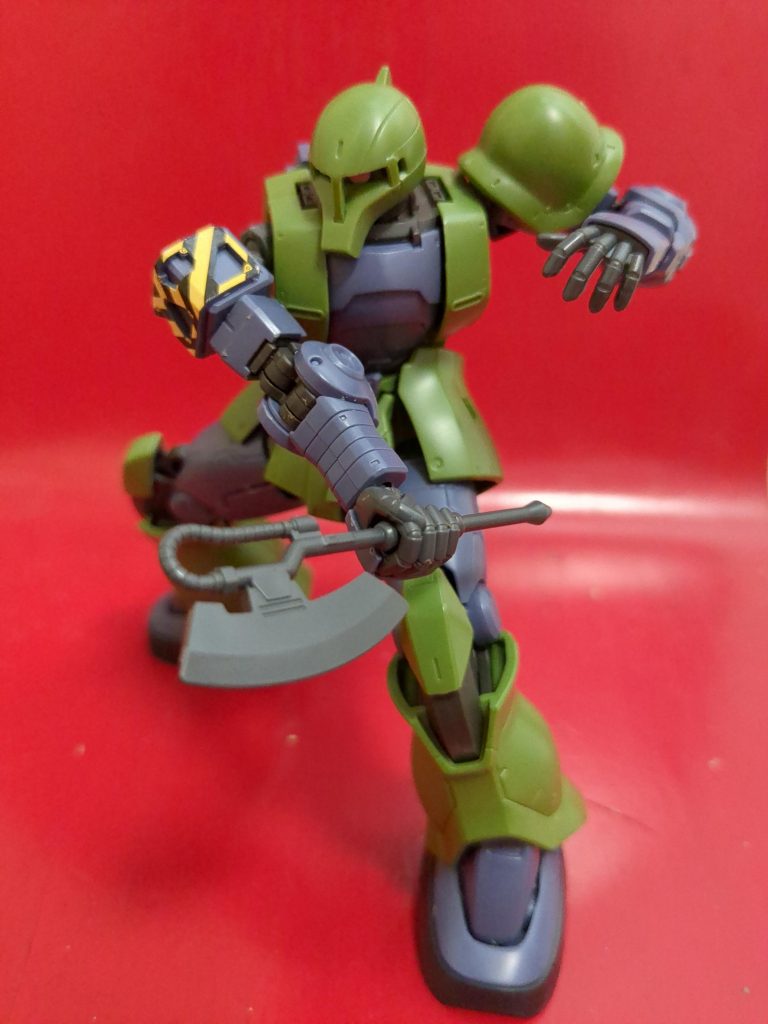 ヒート・ホークの保持力はバッチリですね。付属の平手でダイナミックな動きのあるポージングができますね。