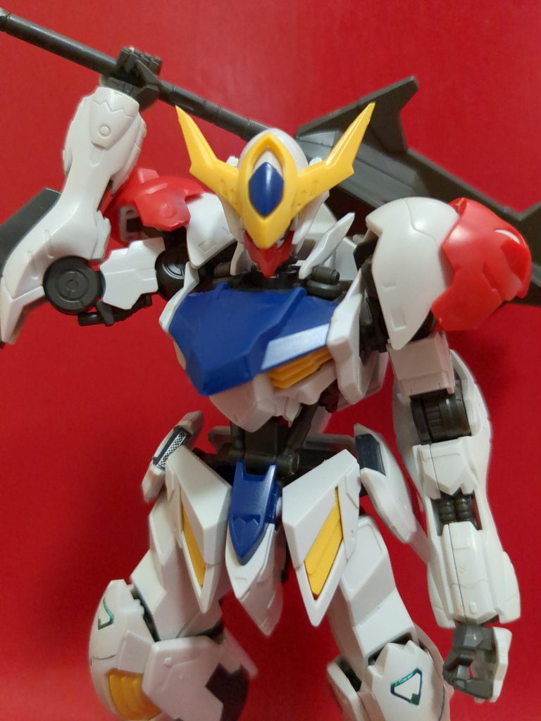 申し訳ないのですが、本機のメインウェポンであるソードメイスを紛失してしまったため、先代のメイスを借りてきました。こちらもよく似合っていますね(((爆