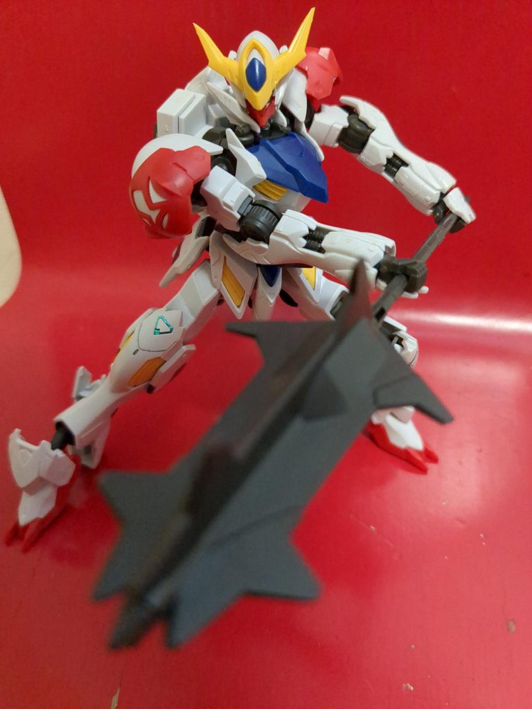 メイスを構えて。ソードメイスで見たかった…😭そしてここまでで気づいた方もいらっしゃると思うのですが、腰のサイドアーマーをルプスレクスのものに変更しています。純正のものは脚が動かしづらすぎました😭系列機同士だとこのようにパーツ入れ替えも簡単にできていいですね。