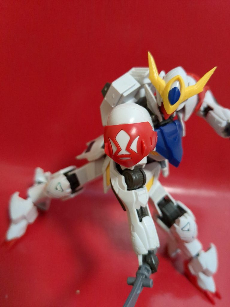 肩の鉄華団マークはパチ組みの段階で色分けされています。わりと前のキットにしては凄いですね。 