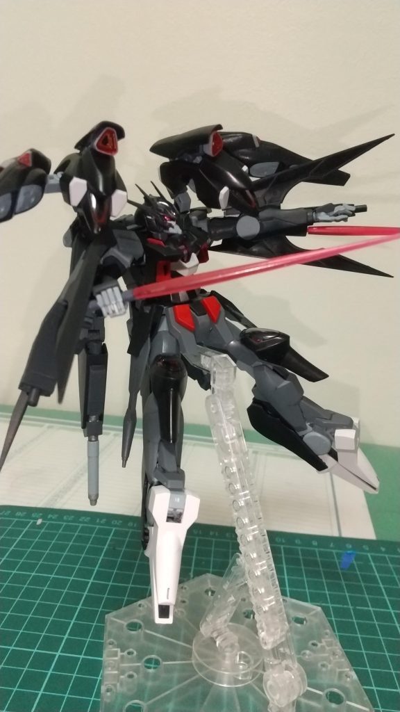 腕のビームサーベルは手に持つかキュベレイみたいに袖に装備した状態でビームガンとしても使えたりビームサーベルを発生可能