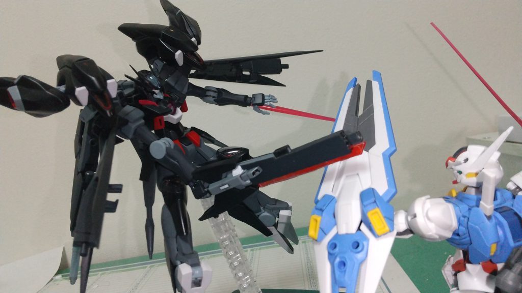 ドッズスナイパーライフルの下部には実体剣が付いているため９０度回転すれば剣として使用可能