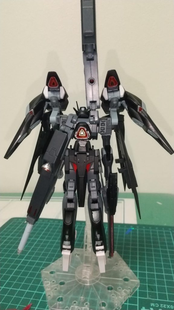 後ろからアームのおかげでライトニングガンダムのバックウェポンがよく動く実は最初はライトニングガンダムとファラクトをミキシングしようとしたが変形できなかったり肩が大きすぎてファラクトのバックパックと合わせるとゴツゴツしたため断念