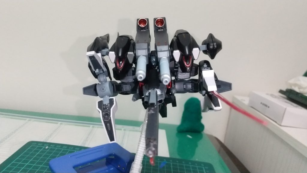 足とバックパックを正面に持ってきたアタック形態ドッズスナイパーライフル足部ビーム砲ビームキャノン腰部ビームバルカン火力を一面に集中させ高速で相手を撃ち抜く！！