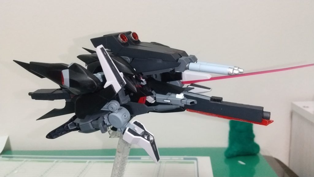 横からこの状態でも足とファラクトのバックパックやライトニングのビームキャノンには逆噴射用のバーニアがあるためこの状態でも退き撃ち可能