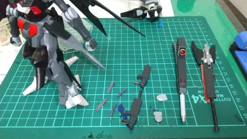 武装腰部ビームバルカン脚部ビーム砲ビームサーベル×４(腕部、腰)ビームハンドガンコラキビームキャノンドッズスナイパーライフル(ドッズライフルのバレルは伸縮でき連射重視のライフルか威力と射程重視のスナイパーライフルとしても使用可能)