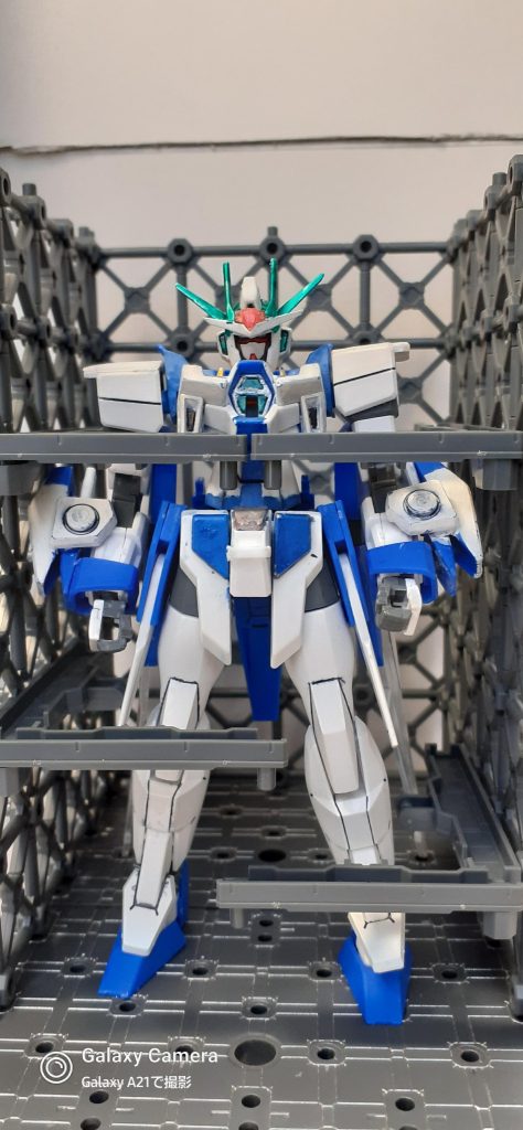 そもそもコイツはかなり前に投稿したAGEmiracleの改修、強化したものです。ちなみにこの機体は主に空中や地上に特化した機体で、特に近接戦闘を得意とした機体です。