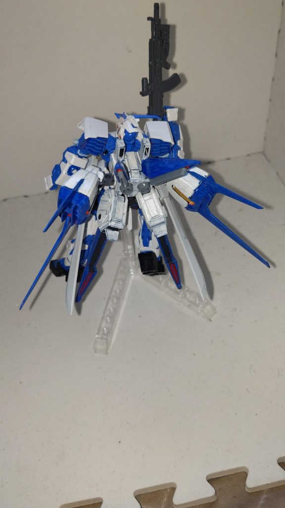 フライトユニットにエールストライカーのスラスターユニット直付け。たぶんえげつない加速力を発揮するはず。リペイントしたけど白がムラだらけなのはすみません。ガンプラマーカーの白は扱いが難しいんです……ハイ……