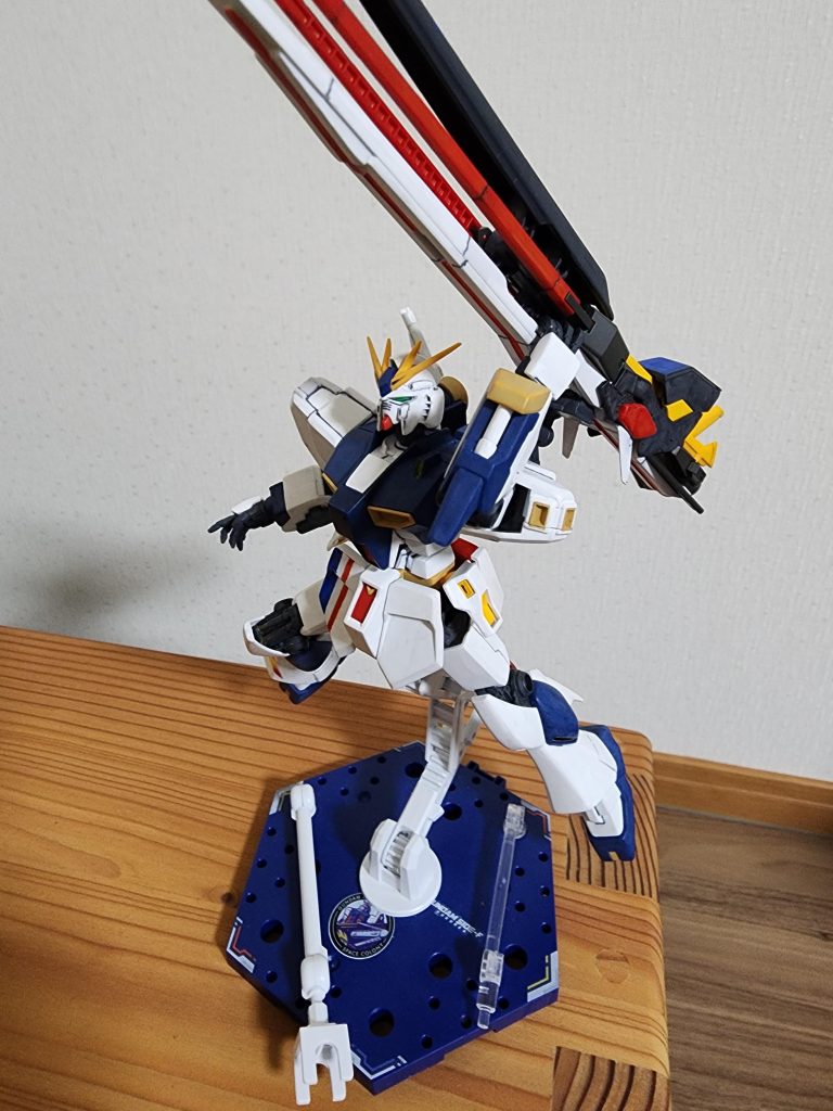 スタンドにのせるとやはり決まりますね。ロングレンジフィン・ファンネルがカッコいいです！