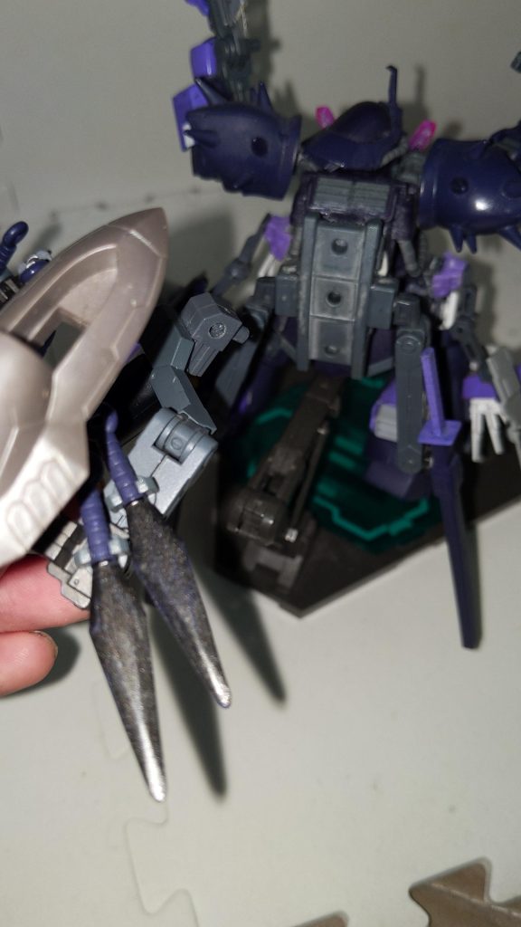 背部コネクタ。これにより専用の追加武装パックを換装します。ついでに、フレキシブルアームで刀が鞘ごと取り付けてあります。