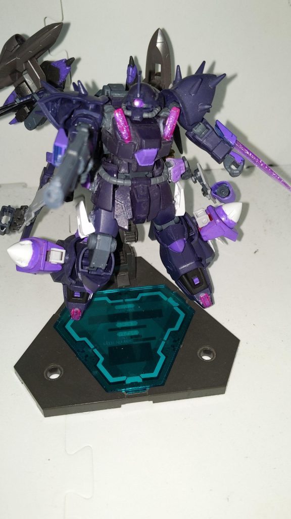 多目的ハンドリボルバー「カノン」を装備。名前の由来は某長寿ライトノベル主人公が使うリボルバーの名前から。これ単体の威力というよりかは多種多様な特殊弾丸を撃ち出すランチャーとして運用し、戦況に応じた特殊弾丸の使い分けで次の攻撃に繋げる隙を作り出すのが正しい使い方。ついでに両腕のガントレットはビーム砲とビームダガーの機能を併せ持つ複合兵装。左側のホルスターパーツにはリボルバー用の予備シリンダーが入ってます。