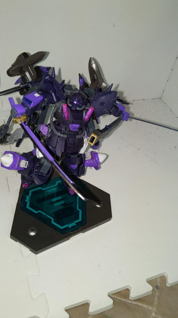 イフリート系列なら最終的にはやっぱり近接戦闘!!背部のフレキシブルアームの可動で刀の鞘を抜刀しやすく前に持ってこれます。左手側がイフリートナハトのコールドブレードで右手側の刀が振動式対装甲ブレードという設定で銘は「幻夜」。