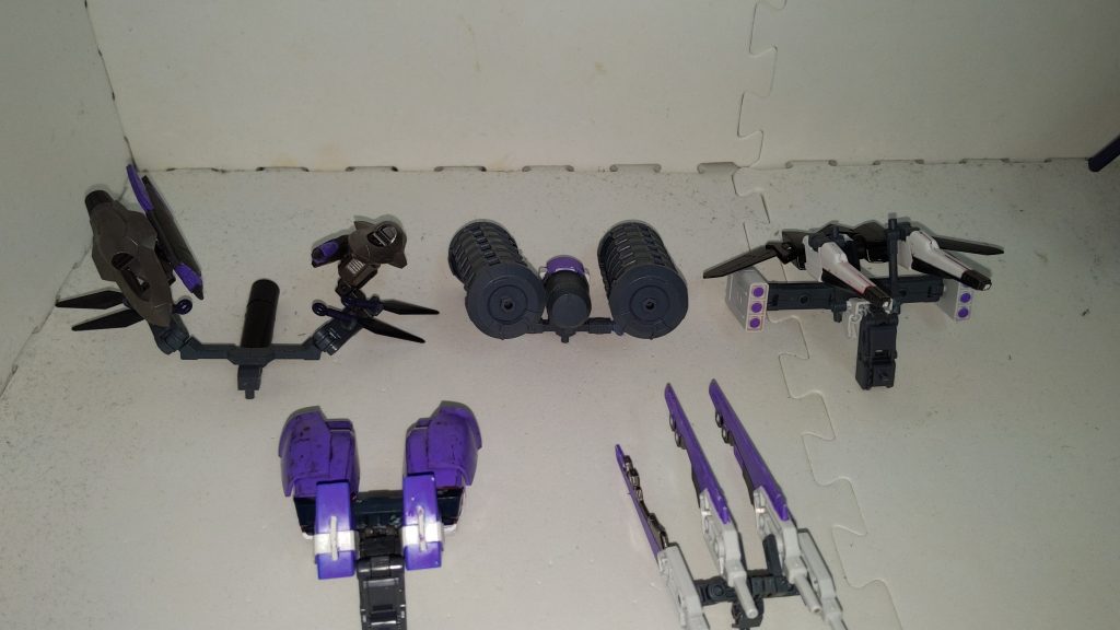 追加装備色々。元々は空間戦闘用ブースターだけどGNドライヴあるから実質ただの高機動装備なコスモパック、自走式地雷「シアーハートアタック」のコンテナ2つとロケットブースターから構成される重力下ゲリラ戦装備のボマーパック、左右の3連装対艦ミサイルポッドと2丁のヴェスバーにジェットスラスターで空戦能力もプラスしたガンナーパック、ローゼン・ズールのサイコジャマーを採用したサイコミュメタのローゼンパック、手持ち武器としても使える「ソードビットウェポン」を複数取り付けたフルセイバーパックの全5種類。たぶんまだまだ作ります。