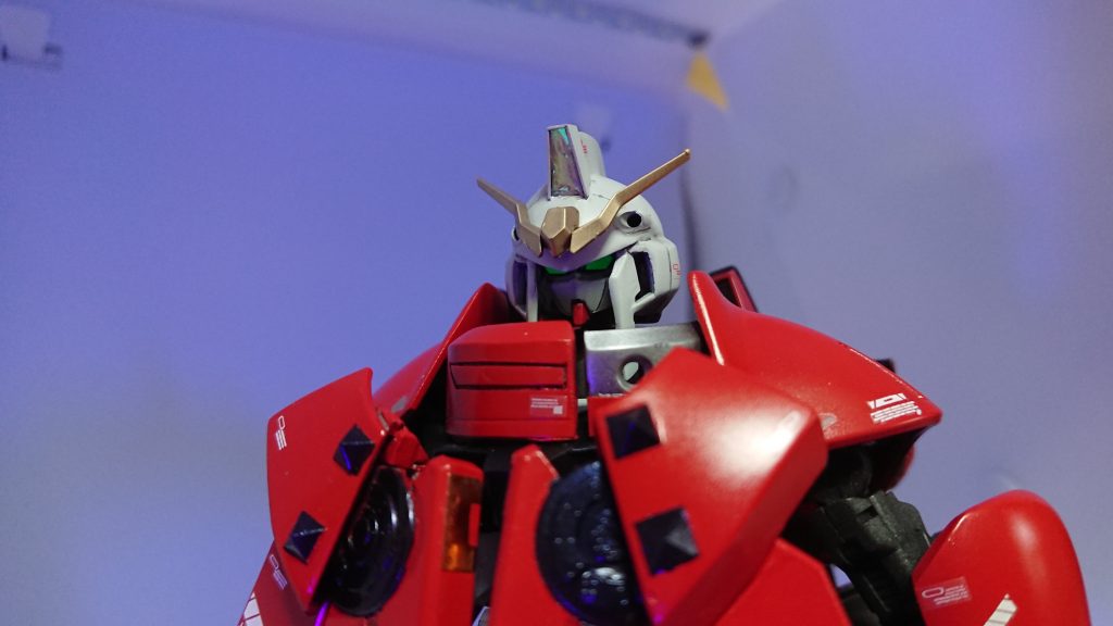 頭部結構悩みましたフードがあるので、顔どうしても暗くります最初は黒で塗装していたのですが、真っ暗で目しか見えない。。新型デスサイズなので白にしてフード被った際輪郭にメリハリつくようにしました