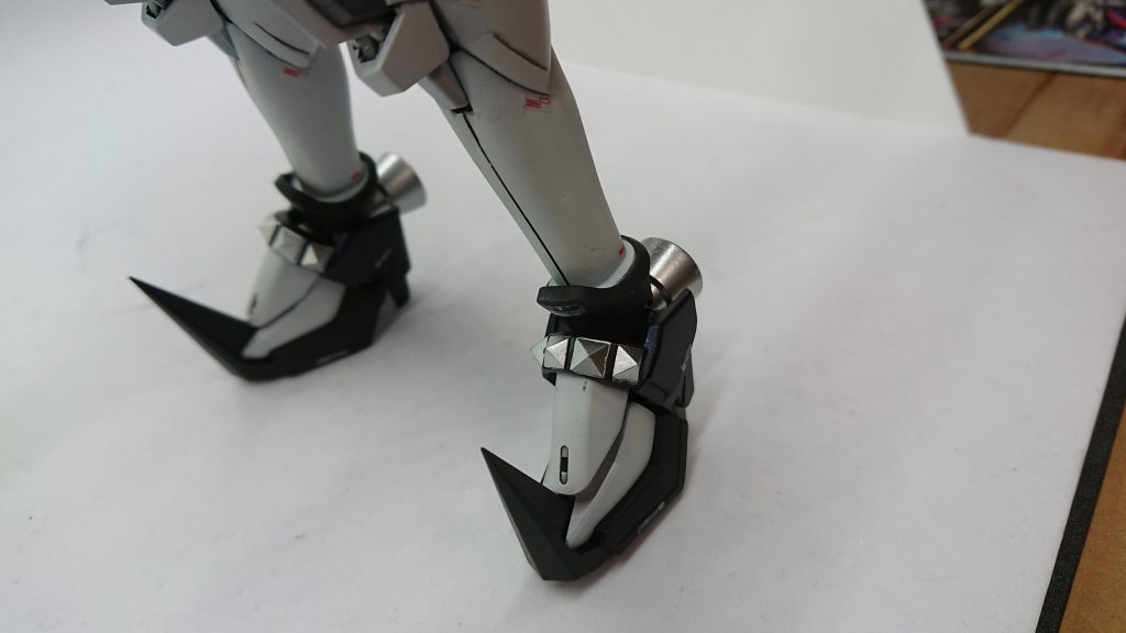 足  若い子がはいてそうな、厚底ブーツかわいさがほしくてスタッズつけています  足デスサイズと、ミスサザビーを2こ1