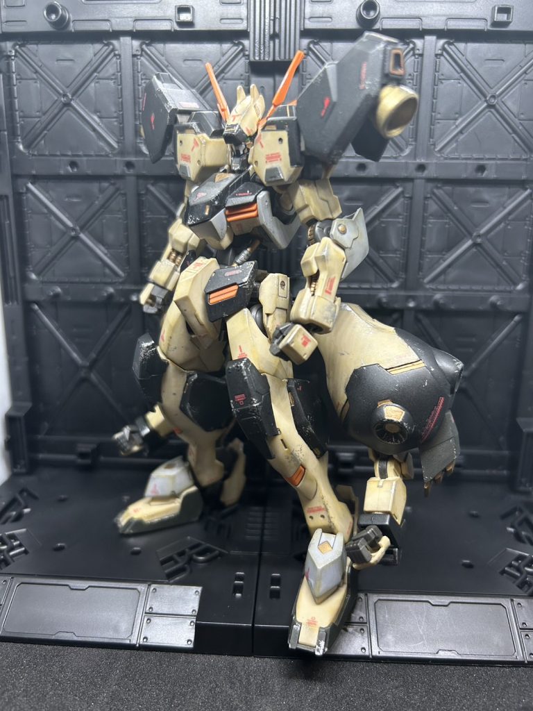 サブアーム展開状態サブアームは独立して兵装の使用が可能。