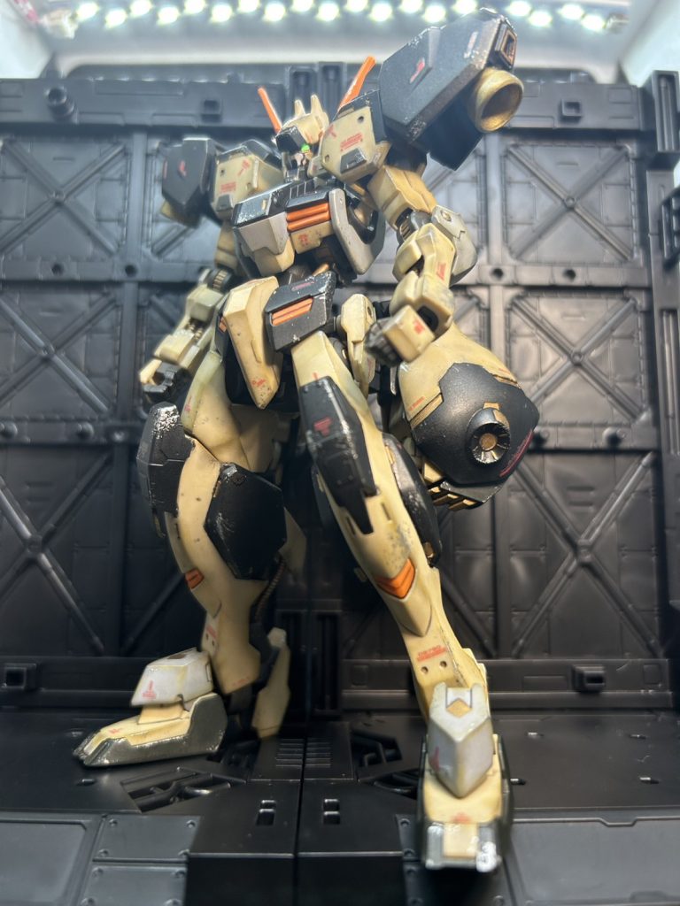 ブースターポッド装備状態腰部のハードポイントへブースターポッドを装備した状態。ブースターポッドによる機動力の向上と内臓されたサブアームによる戦闘能力の向上が可能である。