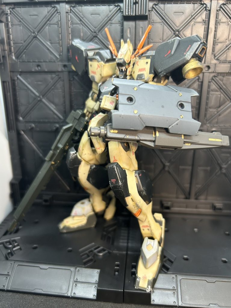 複合兵装250mmシールドランチャー左腕部ハードポイントへ装着可能な複合兵装。シールドとして機能するほか、前方へ展開することにより250mmランチャーとしての使用も可能。