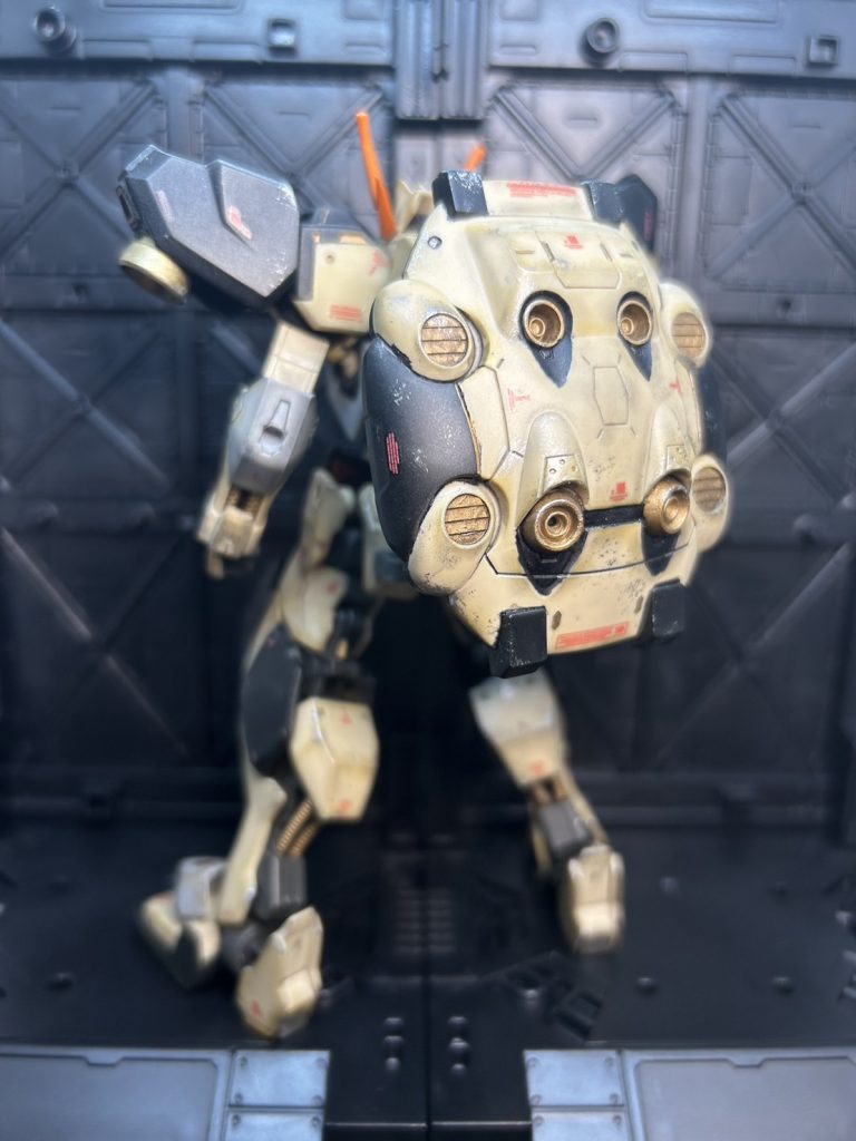 マルチブースターユニット装備状態背部のハードポイントへマルチブースターユニットを装備した状態。推進力が大幅に向上するほか、ウェポンラックに多様な兵装をマウント可能。