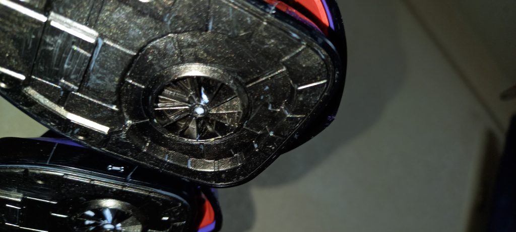 足裏をくり貫いてフィン化この裏が電池ボックスに兼ねてます