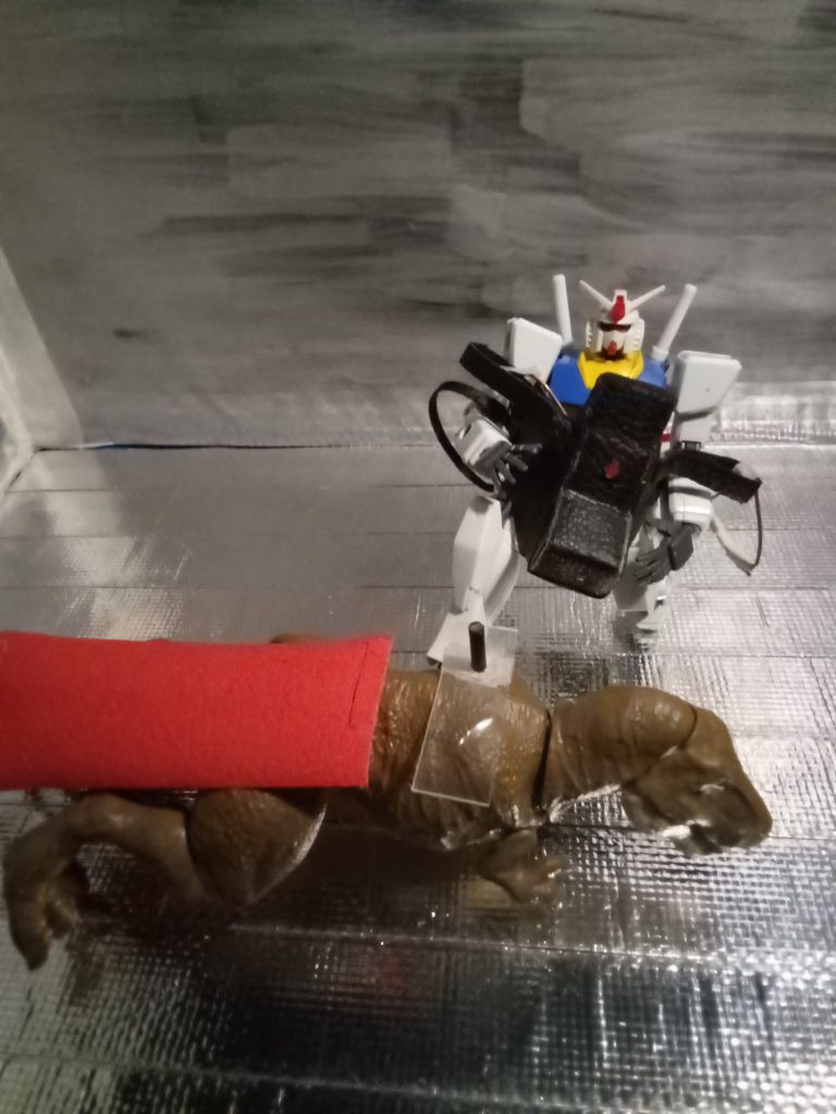 胴体部分の装備を外すとこんな感じで3つの部品を重ねて装着しています。 左から順に ゼッケン(オレンジのやつ)クッション(の代わりとして安定用のパーツ、3mm軸)鞍(幾らかは簡易的な作りにしています) 鞍は丁度ガンプラの股下にあるディスプレイベース用の接続穴に安定用のパーツが繋がる様にピンバイスで穴を開け調整しています。この穴は使わない時はカバーパーツを付ければ問題なし他の作品でも扱えると思います。