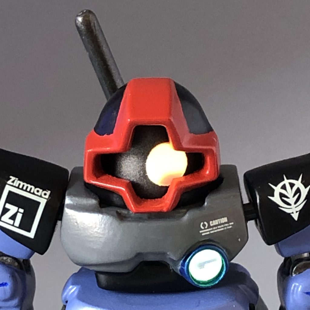 モノアイと拡散ビーム砲は、UVライトで光ります。