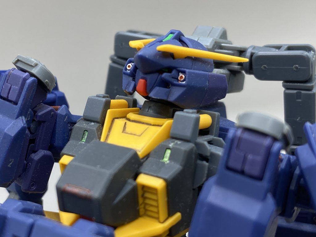 部分塗装はこんな感じの細かいところや指先を赤くした所でしょうか。黄色のパーツをそのままにしている珍しげな仕上げです。