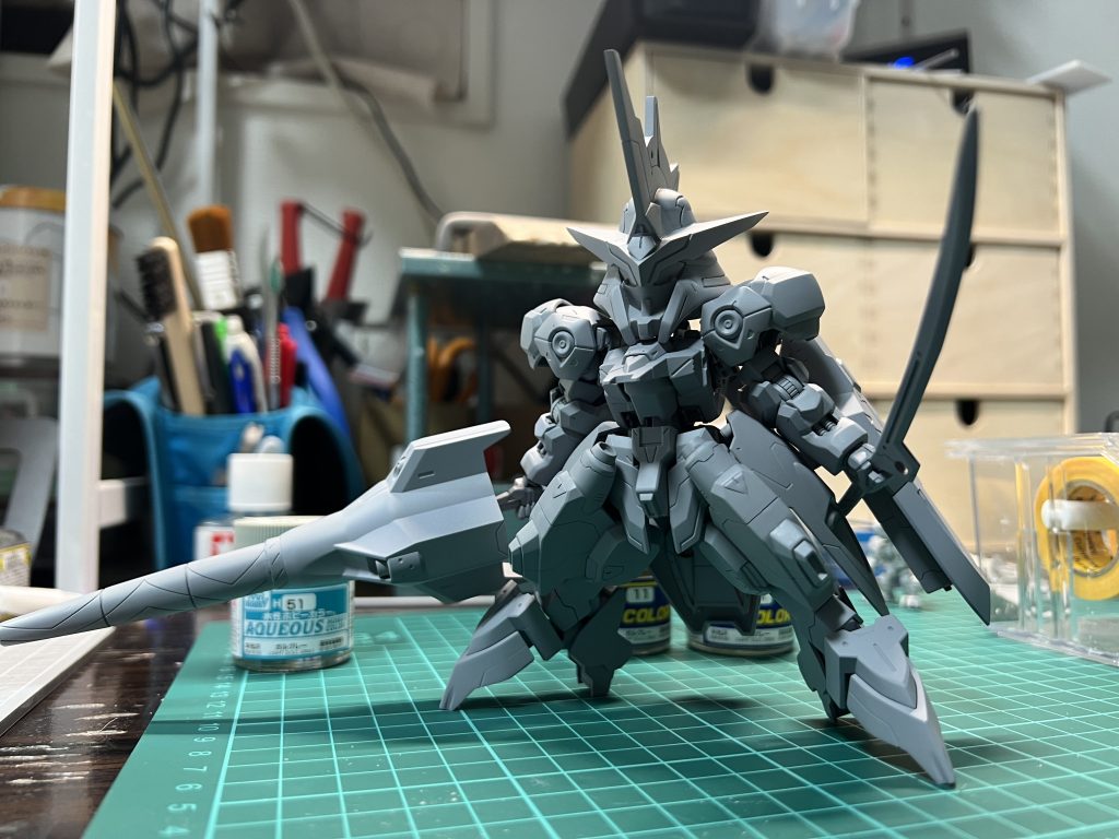 エポパテで前腕のいびつな箇所を修正してサフ、合わせ目や荒い箇所を修正して2回目のサフを行いました。