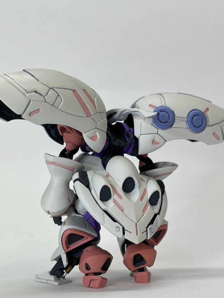 脚の向きを変えたらリアアーマーに干渉するので、避けられるよう可動させました。(簡単な加工がこれだっただけです)