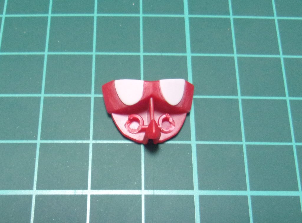 目をプラ板で作っています。