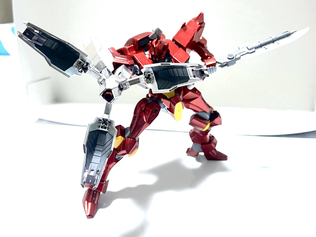 ビームブレイサー展開状態。 前述の通りアンチドート機能は無い為、フィールドを張りながら高機動力で接近、ビームブレイサーのクローや後述のビブラシオンソードでインファイトに持ち込むのがこの機体の戦術である。 また、フィールドによる干渉で放ったビームキャノンを一度だけ曲げる事が可能。