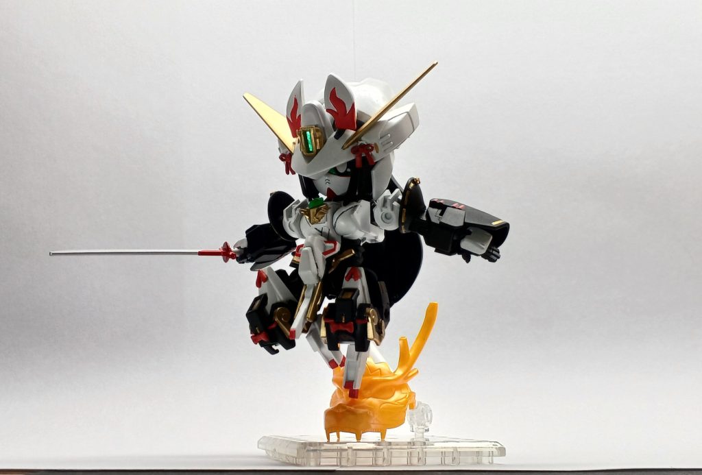 頭は前記のとおり、レギルスの頭パーツを創傑伝のストライクルージュに被せてます。目はルージュの物そのままで、瞳にハイライト（白い点）を入れたらいい感じにw