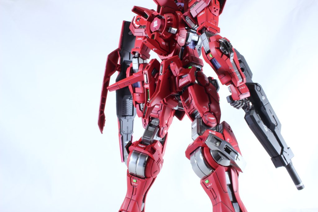 腰部ビームサーベルは腕と干渉するので基部を可動式に