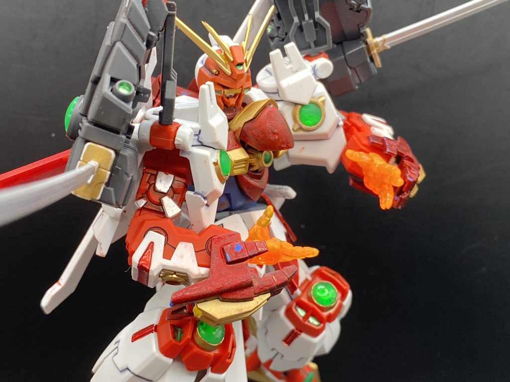 ゴッドガンダムに発光手パーツが左右ついてきたので石破天驚拳も可能!部分塗装はゴッドガンダムの青いパーツと黄色パーツをゴールドにっていう感じです。GBNをやるなら格闘戦でガシガシ戦いたなと思って組んだ機体です!ただ動かしたりしてると塗装が剥がれますね…つや消し吹いてカバーしたつもりでしたがカバーしきれなかった…