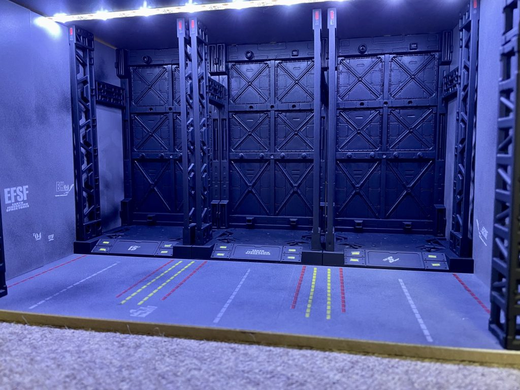 天井にダ○ソーのテープLEDを貼り、その後さらにトラスを配置しています。