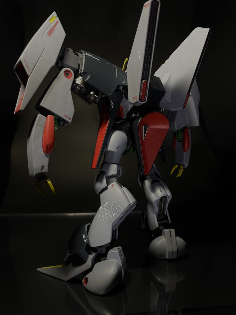 バックショット。脇下にバーニア4機って。すごい発想ね。お尻のスラスターも大型で機動力の高さが伺えます。