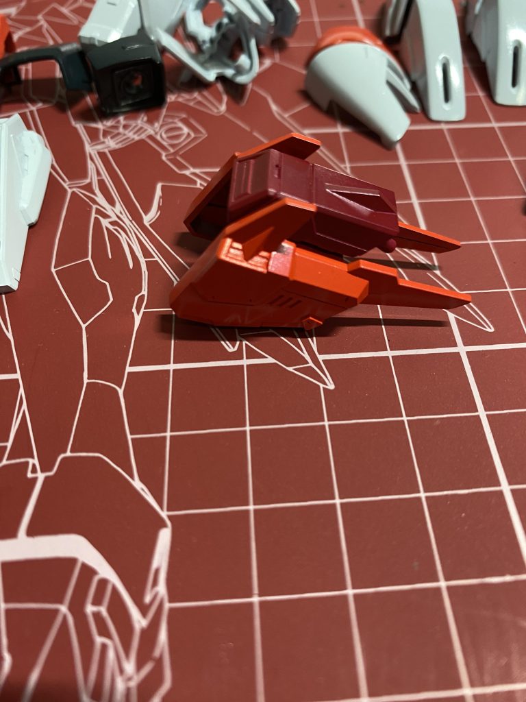 赤は2色使っていますが、濃い色をローズディープレッド使うと暗すぎたのでモンザレッドに塗り直しました。塗装途中でも組み合わせて色味の確認は大切ですね…