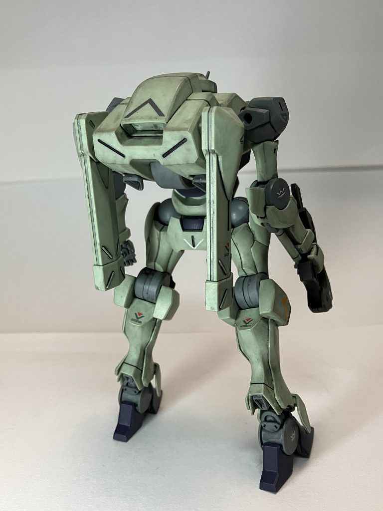 よく見ないとゲートの跡も分からないくらい組み合わせが良いです。墨入れは基本、ガンダムマーカーの流し込みで微妙なところはウォッシングでカバー。ウェザリングマスターの黒と茶色をエッジ部分に乗せているだけです。