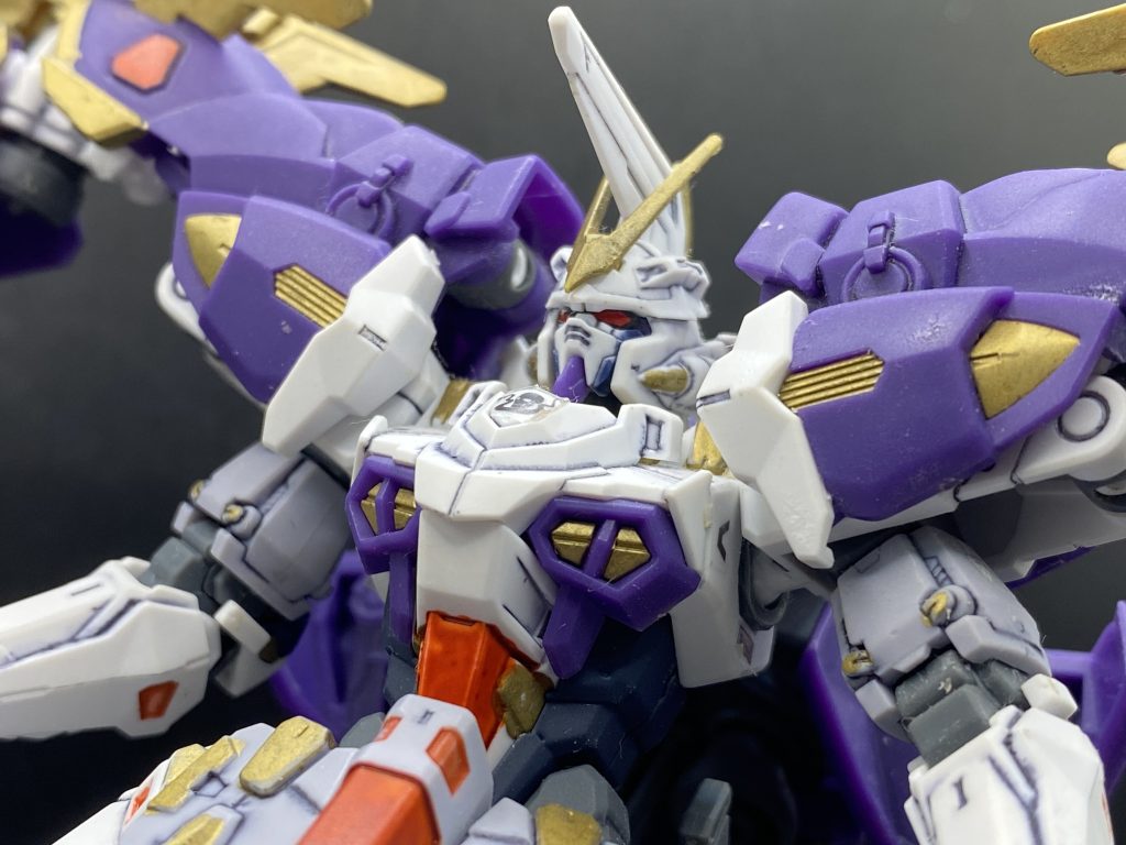 部分塗装はいつも通り黄色パーツをゴールドに他にも赤色を足したりしました