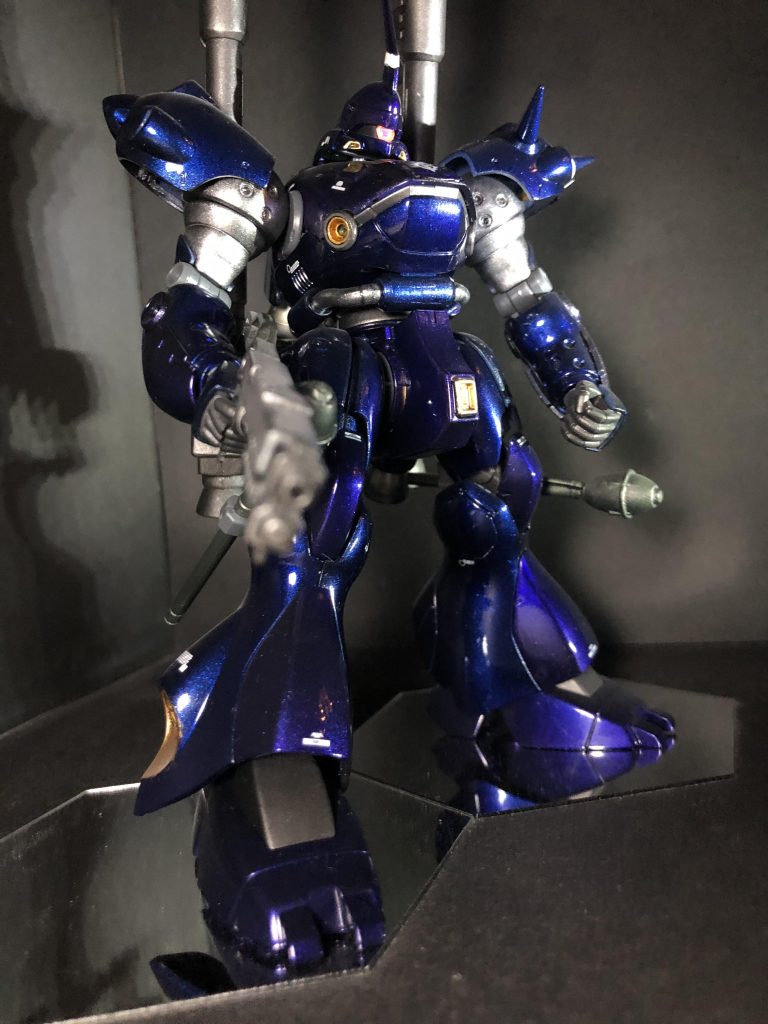 装甲は、青と青紫の2色にしています。肩アーマーの合わせ目消しが私にとっては最大の難所でした。改造などはしていません(出来ない。。。)