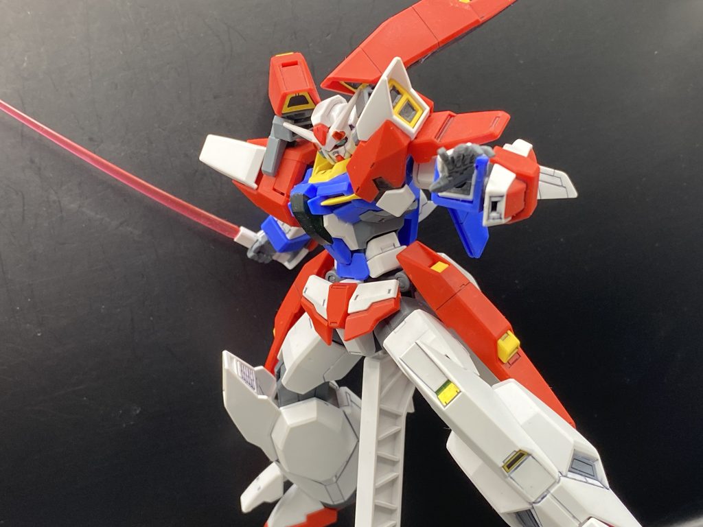 腕部にはビームサーベルを内蔵し、何時でも装備可能